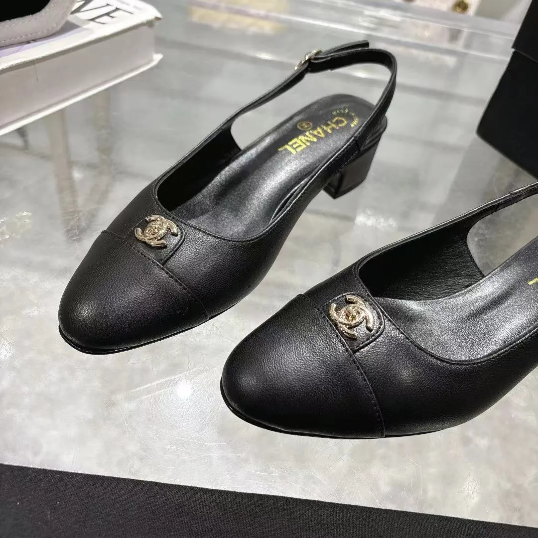 👟👟Ex-factory price 540👟👟 𝐂𝐇𝐀𝐍𝐄𝐋★Xiaoxiang New spring and summer counter new sandals, comfortable and low-heeled, a must-have for work and shopping💋 Show unique dressing style, too beautiful to say, a must-have in summer... Upper: imported sheepskin/Lining: mixed sheepskin Heel height: 3.5cm Outsole: Italian genuine leather outsole Shoe size: 35-39 (40, 41 and 42 are customized and cannot be returned or exchanged)